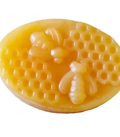 Οβάλ σαπούνι με σχέδιο κηρήθρας και μέλισσας