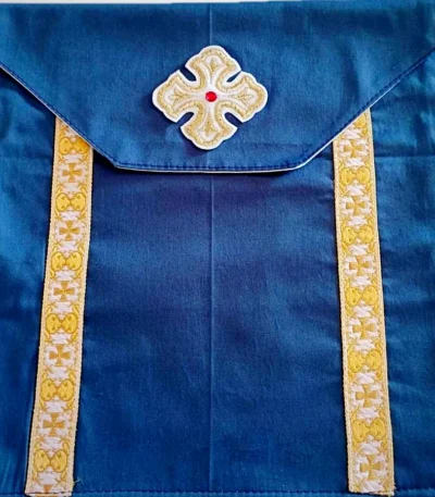 Θήκη προσφόρου μπλε – ασημί σταυρός, ασημί-χρυσή τρέσα